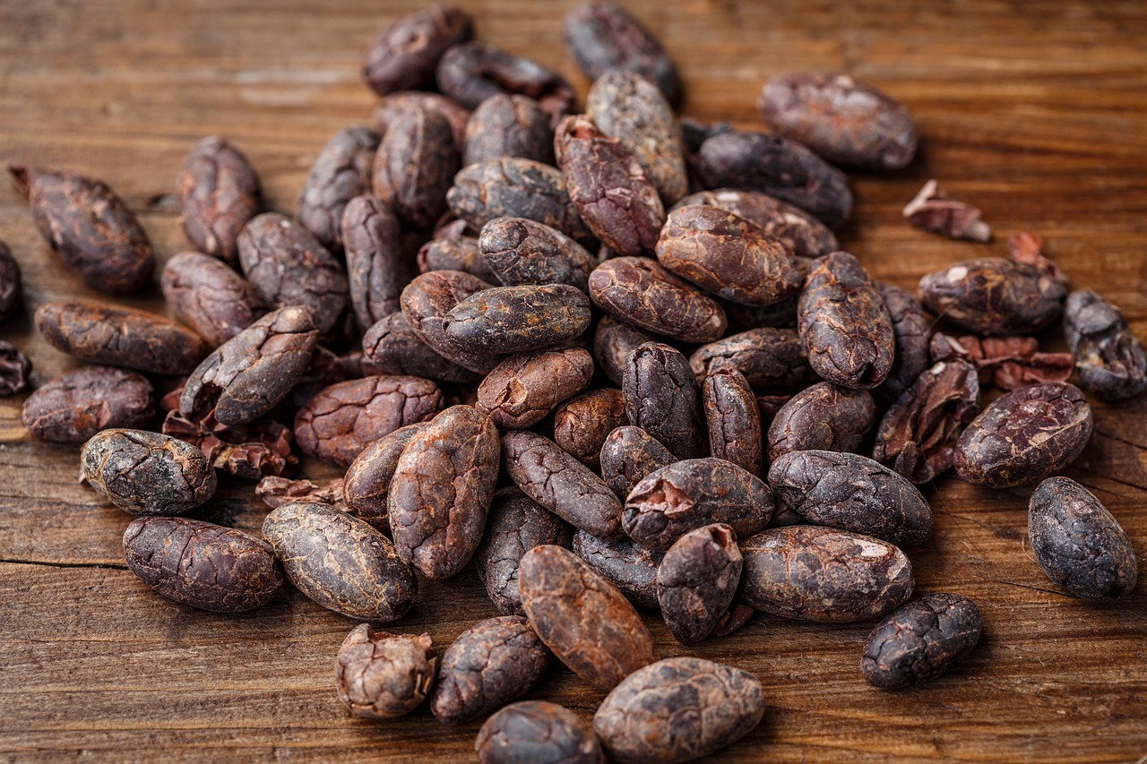 Cocoa Prices Pressured by Dollar Strength and Rising ICE Inventories