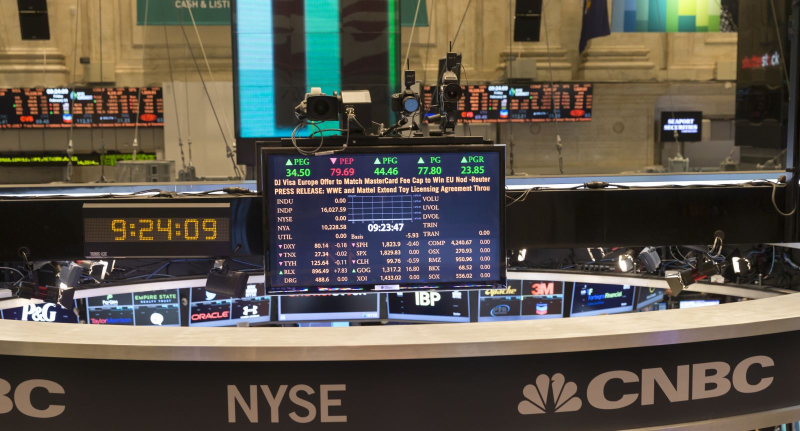 Stocks Settle Lower as Chipmakers and AI Stocks Slump