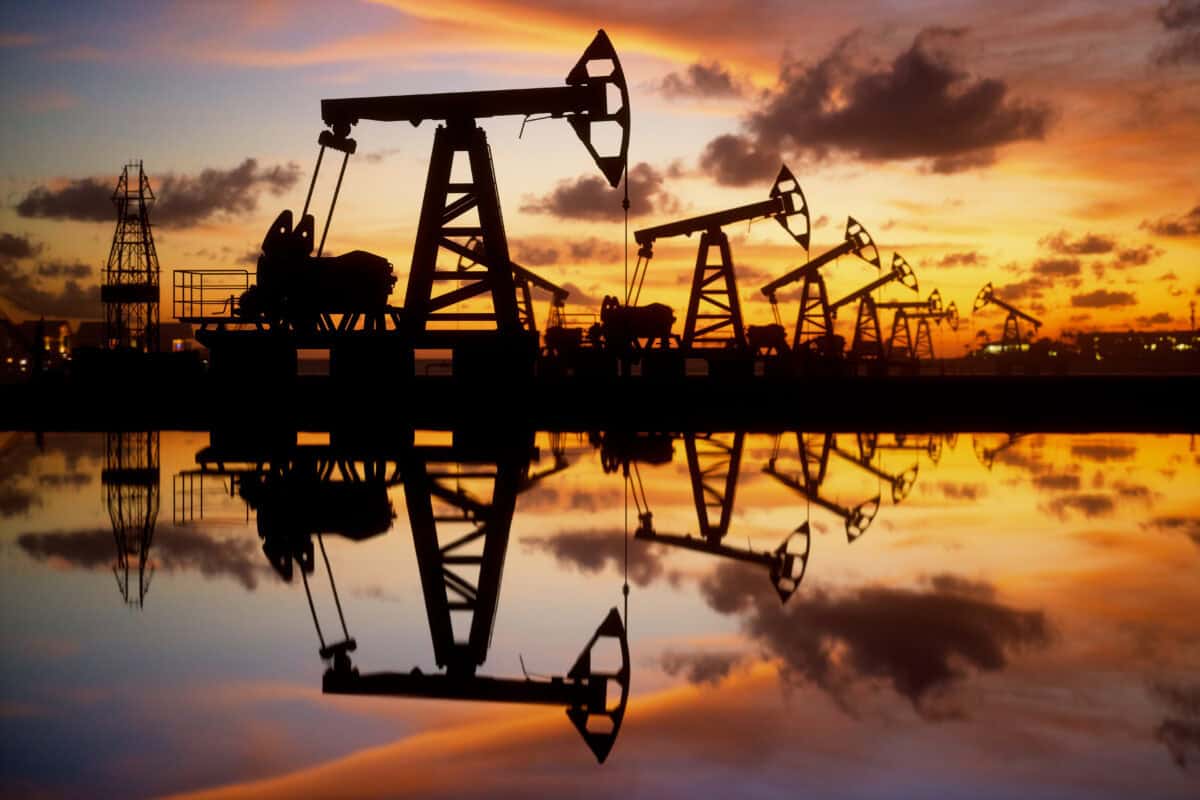 Enbridge Stock: Should Investors Buy, Sell, or Hold Right Now?
